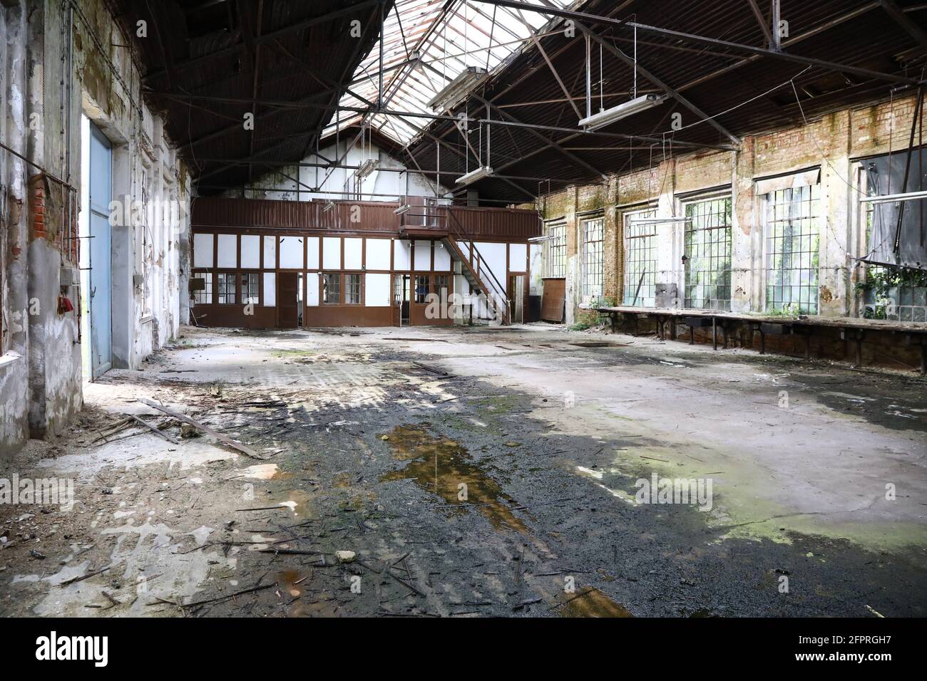 Reparaturwerkstatt (Autowerkstatt) 1925 mit Tiefgarage einschließlich Zufahrtsrampe; Werkstattbau in anspruchsvollem Neuklassizismus, als eine der ers Stock Photo