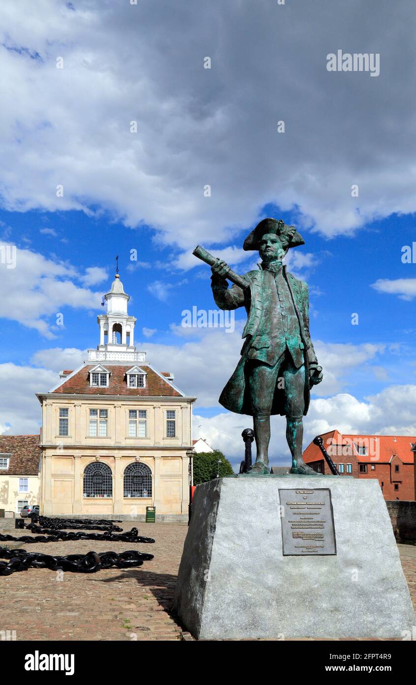 Captain George Vancouver and Customs House, Kings Lynn Stock Photo