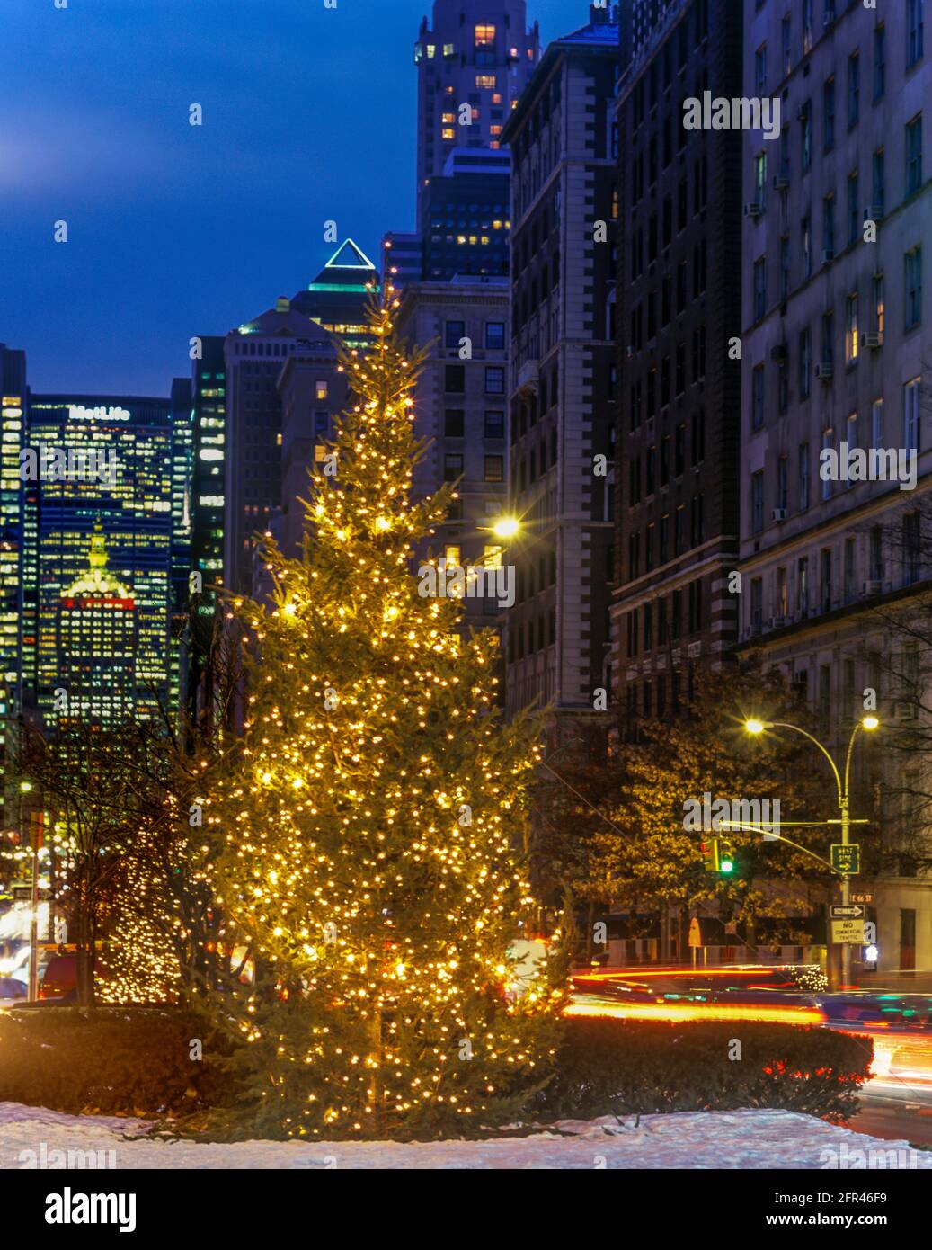 2005 HISTORICAL CHRISTMAS TREE LIGHTS PARK AVENUE MIDTOWN MANHATTAN NEW