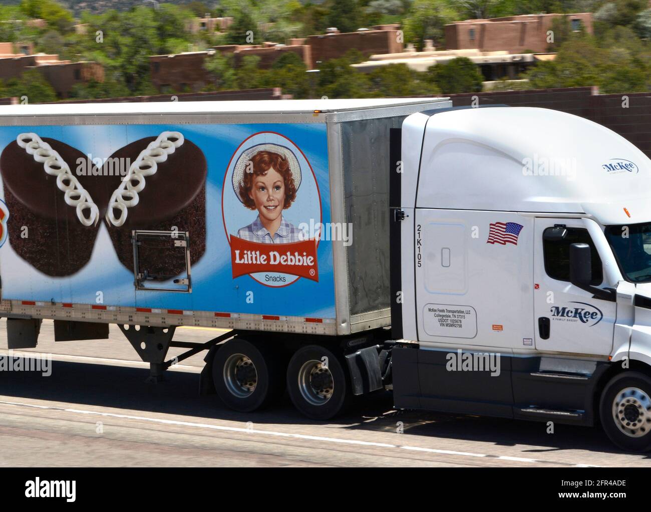 a-tractor-trailer-delivering-little-debbie-brand-snacks-travels-along-a-highway-in-new-mexico-little-debbie-products-are-made-by-mckee-foods-stock-photo-alamy