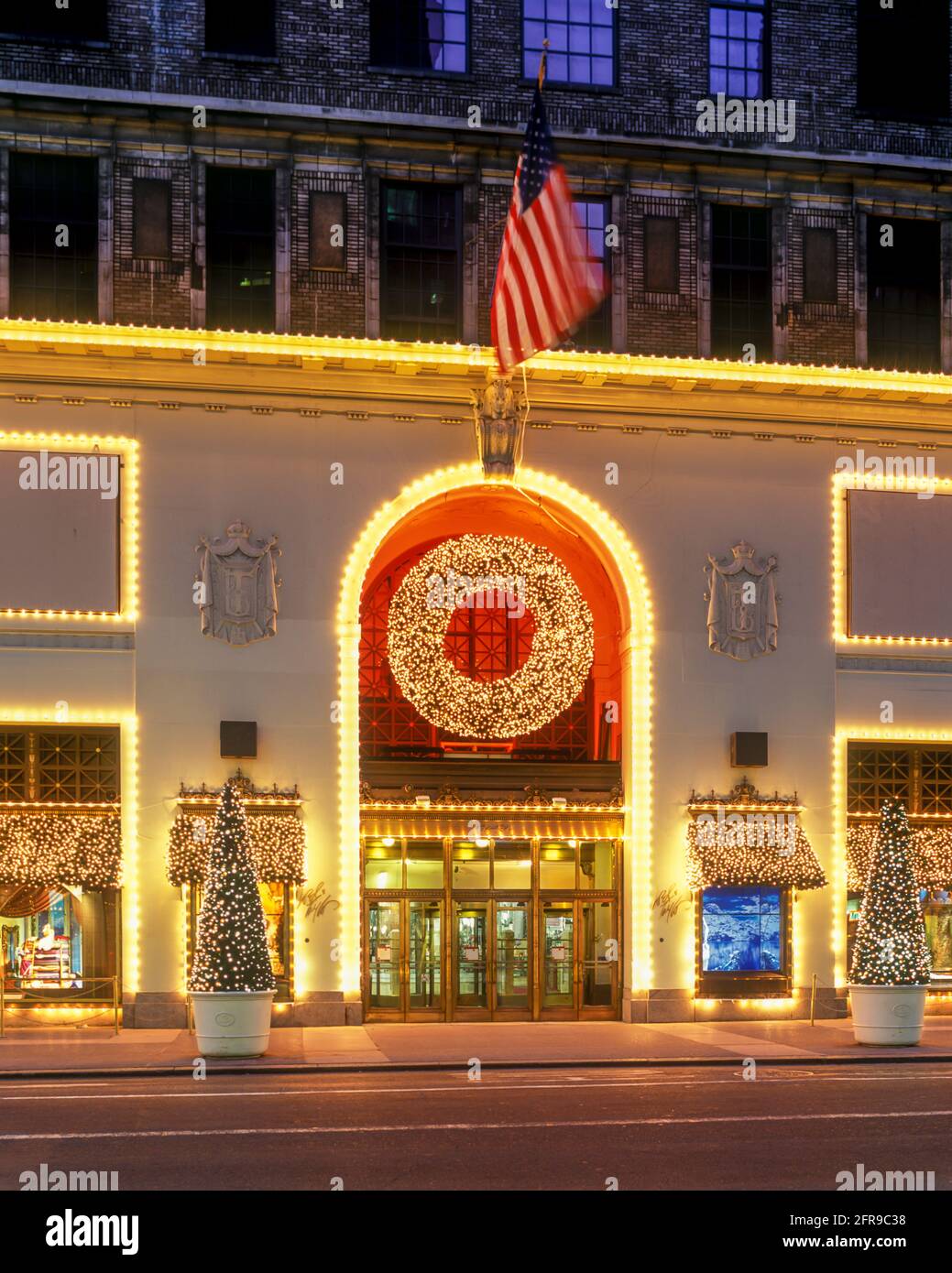 2005 HISTORICAL CHRISTMAS LIGHTS LORD AND TAYLOR DEPARTMENT STORE (©STARRET & VAN VLECK 1914) FIFTH AVENUE MANHATTAN NEW YORK CITY USA Stock Photo