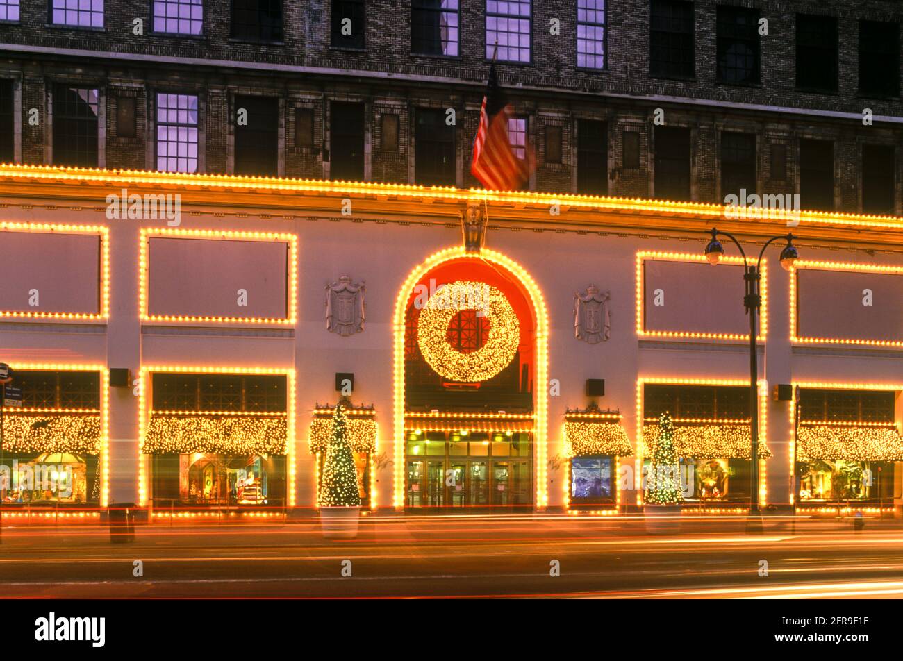 2005 HISTORICAL CHRISTMAS LIGHTS LORD AND TAYLOR DEPARTMENT STORE (©STARRET & VAN VLECK 1914) FIFTH AVENUE MANHATTAN NEW YORK CITY USA Stock Photo