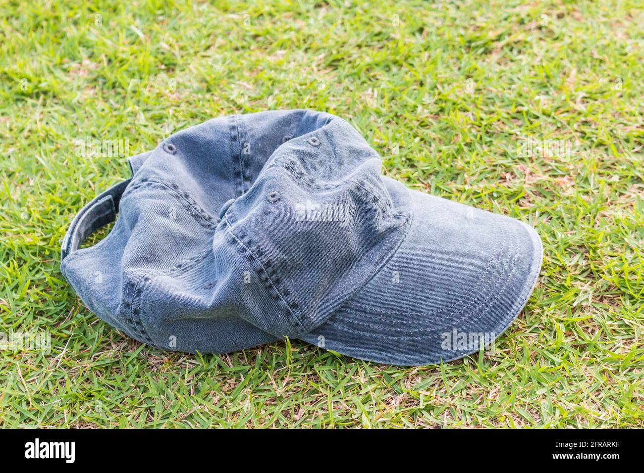 Yellow and black baseball cap hi-res stock photography and images - Alamy