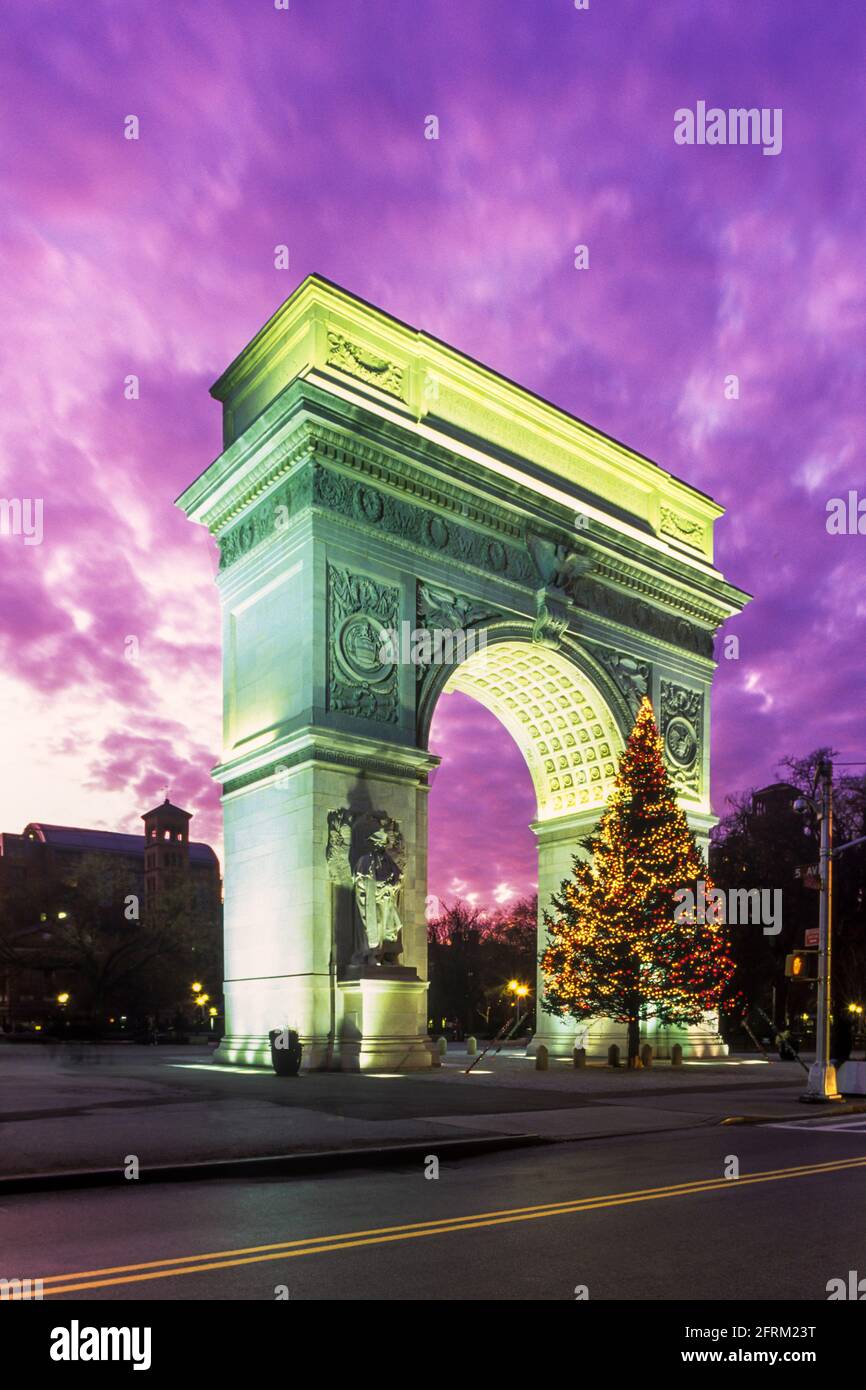 2005 HISTORICAL CHRISTMAS TREE NORTH FACE WASHINGTON SQUARE ARCH (©MCKIM  MEAD & WHITE 1892) WASHINGTON SQUARE PARK MANHATTAN NEW YORK CITY USA Stock  Photo - Alamy