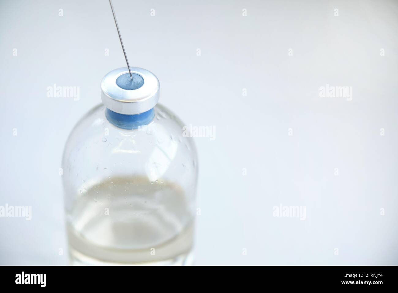 Bottle for anaerobic cultures, with cap and septum, and a needle