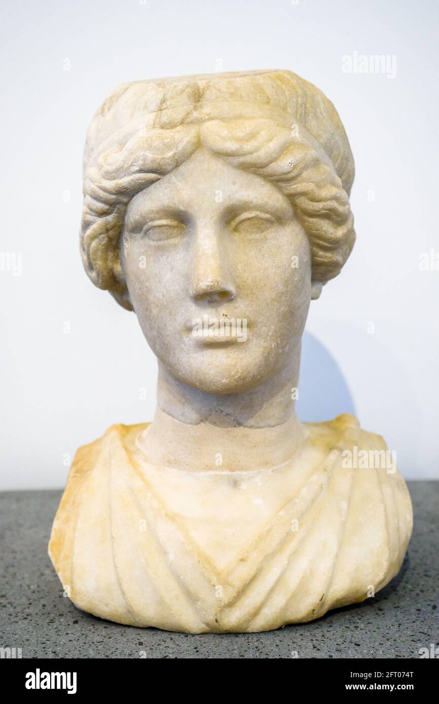 Bust of a woman - I sec BC Casa degli Amorini dorati (House of the Gilded cupids) Marble Pompeii archaeological site, Italy Stock Photo
