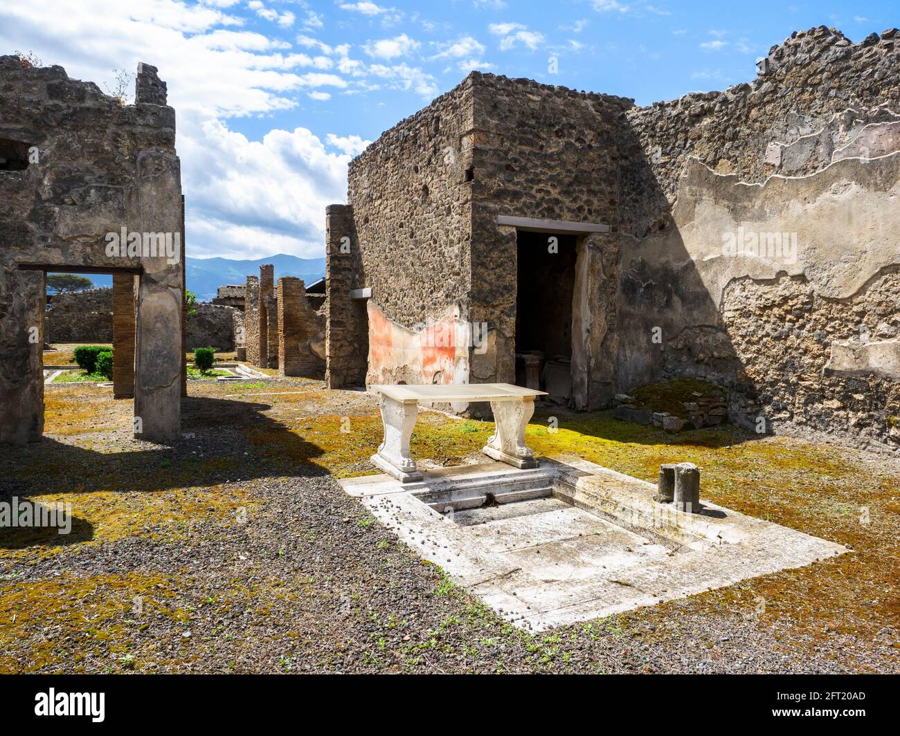 Thermopolium and house of Vetutius Placidus (Casa e Thermopolium di Vetutius Placidus) - Pompeii archaeological site, Italy Stock Photo