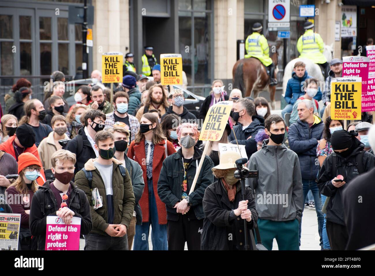 Sheffield, UK: 1st May 2021 : Police on horseback pass behind the crown gathered at City Hall on the International Day of Workers and Kill the Bill pr Stock Photo