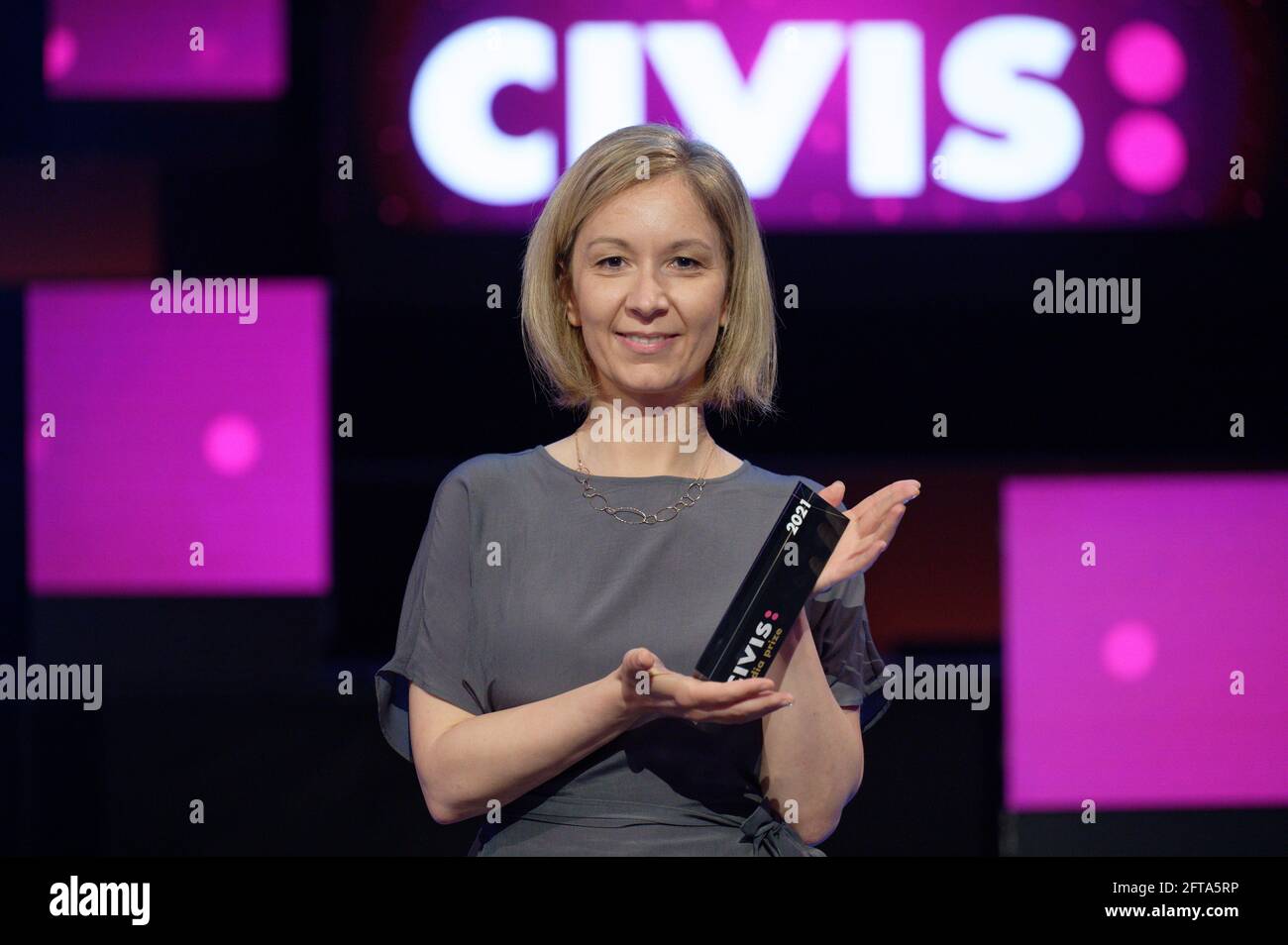 Cologne, Germany. 21st May, 2021. Author Claudia Gschweit is pleased to receive the prize in the category 'Civis Audio Award, long' for 'Wilkommen in Weikendorf' at the Civis Media Awards ceremony. Credit: Henning Kaiser/dpa/Alamy Live News Stock Photo