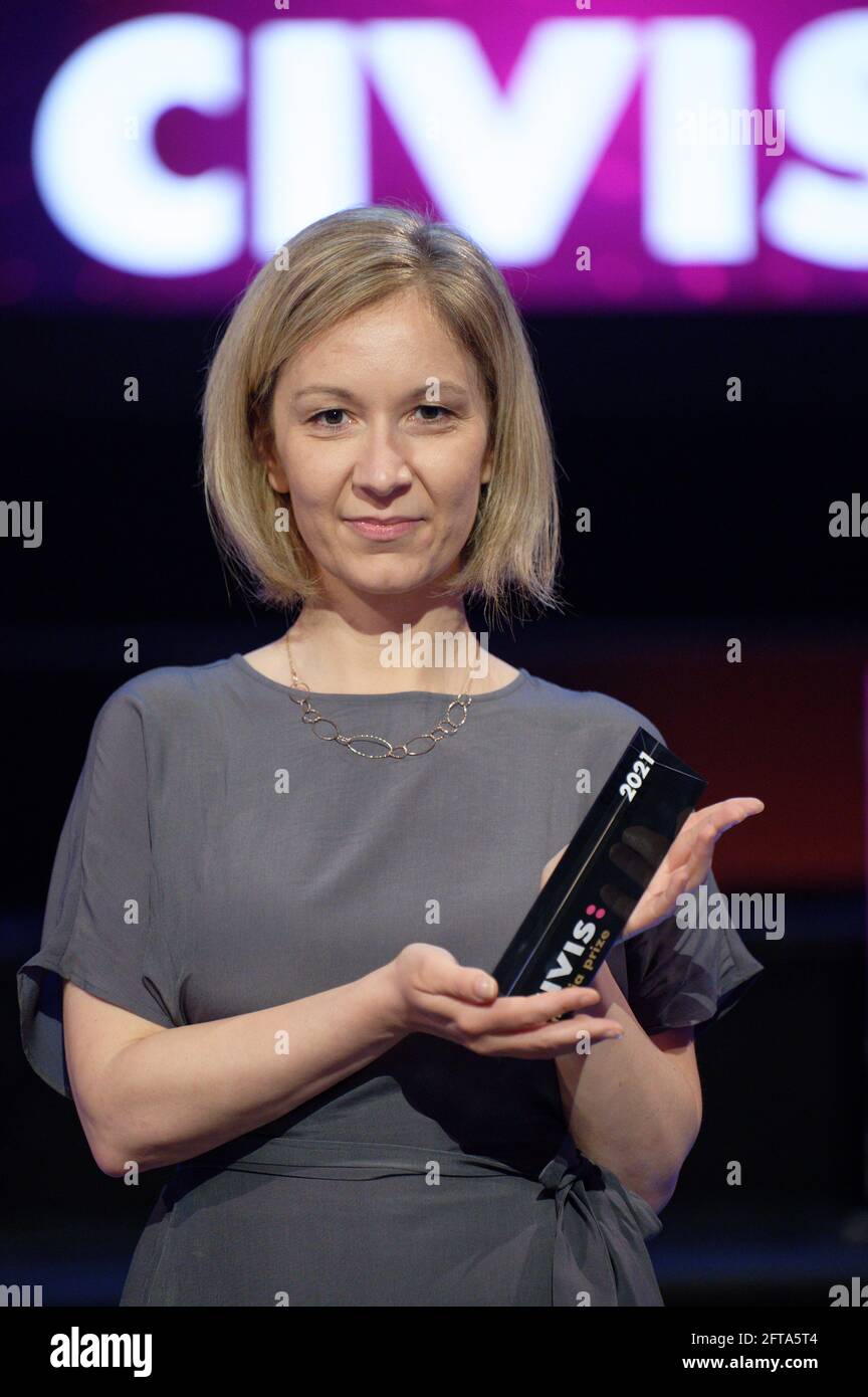 21 May 2021, North Rhine-Westphalia, Cologne: Author Claudia Gschweit is pleased to receive the prize in the category 'Civis Audio Award, long' for 'Wilkommen in Weikendorf' at the Civis Media Awards ceremony. Photo: Henning Kaiser/dpa Stock Photo