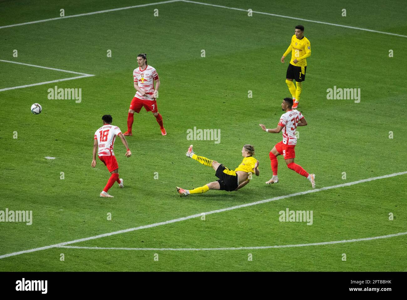 Berlin, Olympiastadion 13.05.21: Erling Haaland (BVB) scores the 4:1 goal  during the final cup match between RB Leipzig vs. Borussia Dortmund. Foto  Stock Photo - Alamy