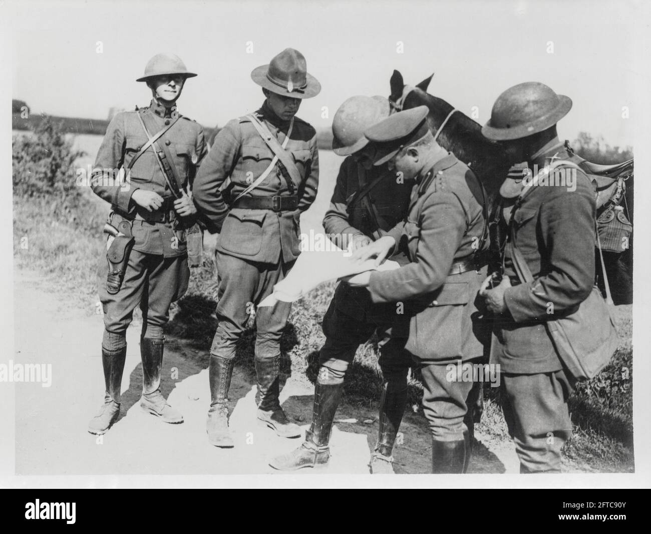 World War One, WWI, Western Front - American and British soldiers consult a map together Stock Photo