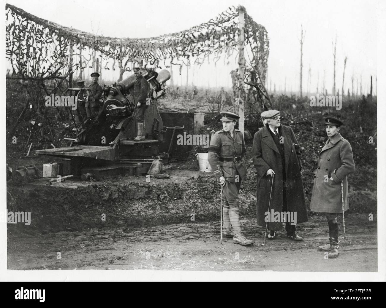 World War One, WWI, Western Front - Arthur Balfour, Foreign Secretary 1916-1919 at a howitzer during hs visit in Autumn 1916, France Stock Photo