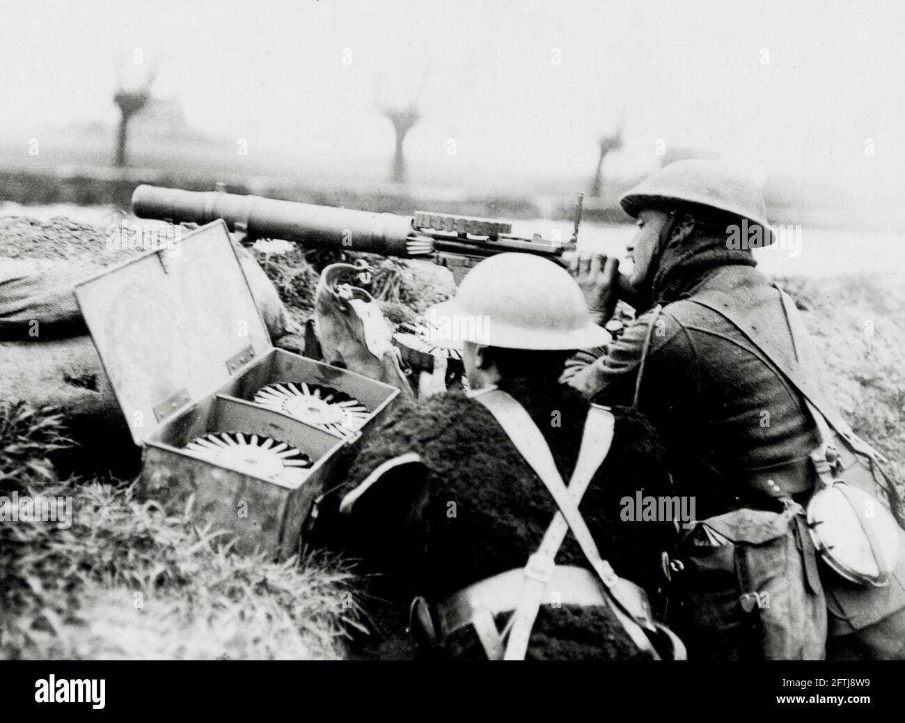 World War One, WWI, Western Front - Two machine gunners guarding a bank ...