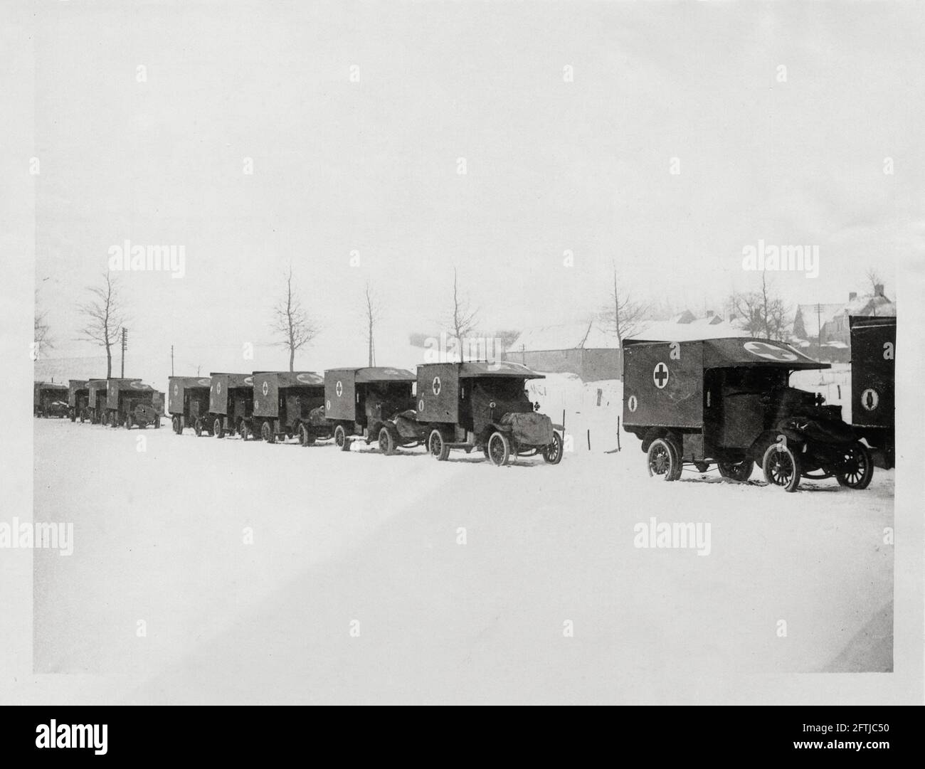 World War One, WWI, Western Front - Ambulance cars await orders in the snow, France Stock Photo