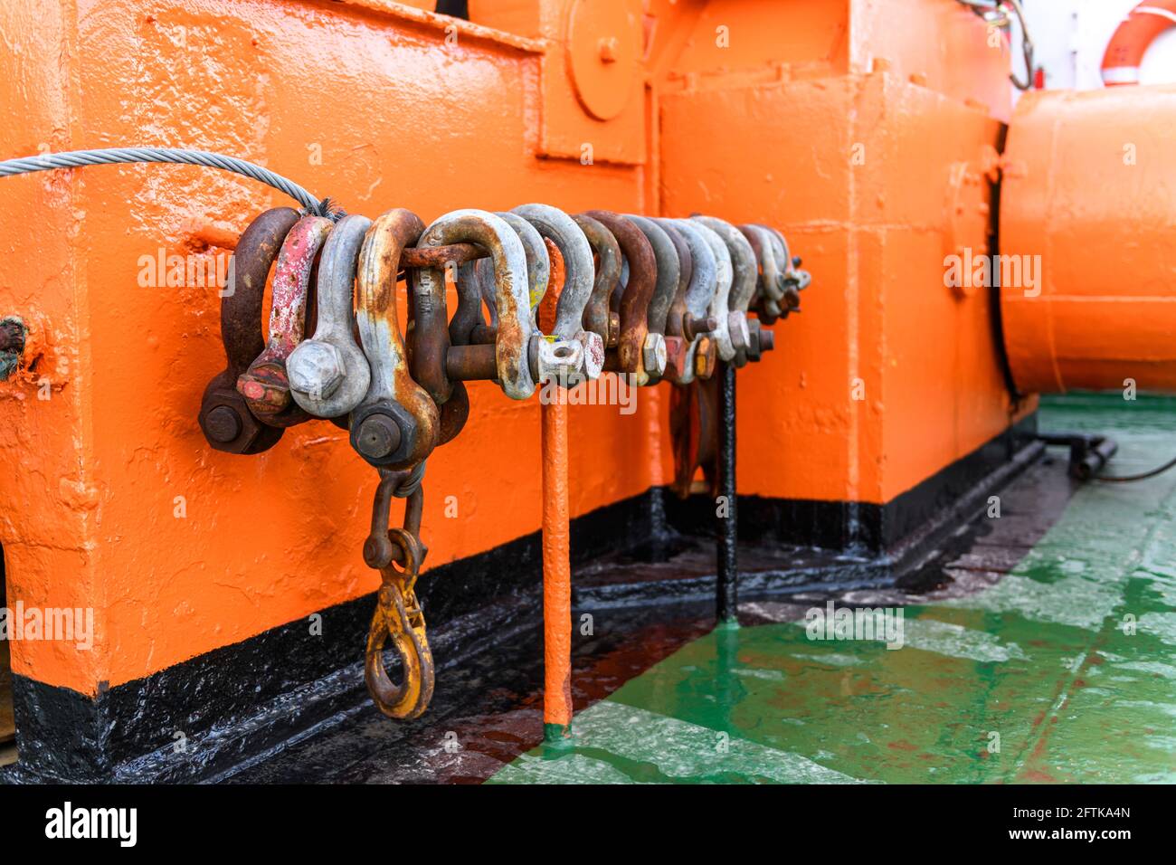 Tug boat towing oil rig hires stock photography and images Alamy