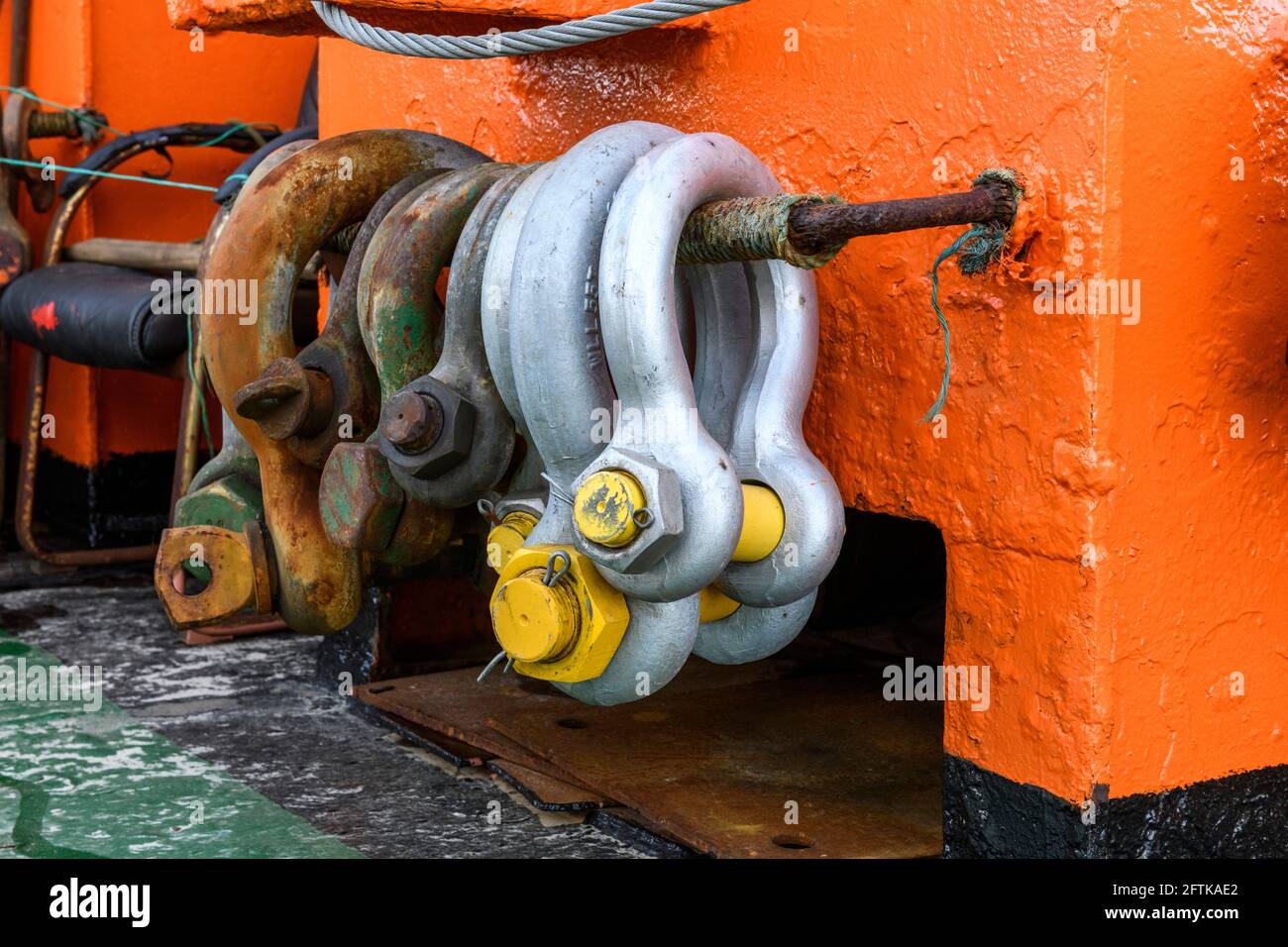 Tug boat towing oil rig hires stock photography and images Alamy