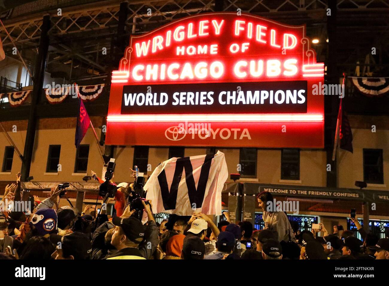 Chicago, USA. 02nd Nov, 2016. Fans cheer outside Wrigley Field after the Chicago Cubs defeated the Cleveland Indians in Game 7 of the World Series on Nov. 2, 2016, in Chicago. (Photo by Armando L. Sanchez/Chicago Tribune/TNS/Sipa USA) Credit: Sipa USA/Alamy Live News Stock Photo