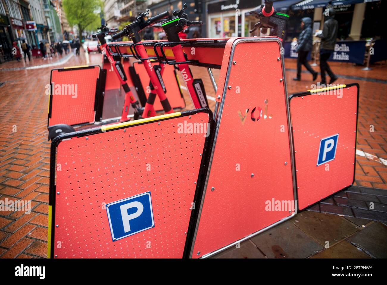 Birmingham, UK. 21st May 2021: Voi, the Swedish e-scooter provider, has introduced scooter racks in cities across the UK to reduce trip hazards and to encourage better parking behaviour amongst its users. Credit: Ryan Underwood / Alamy Live News Stock Photo