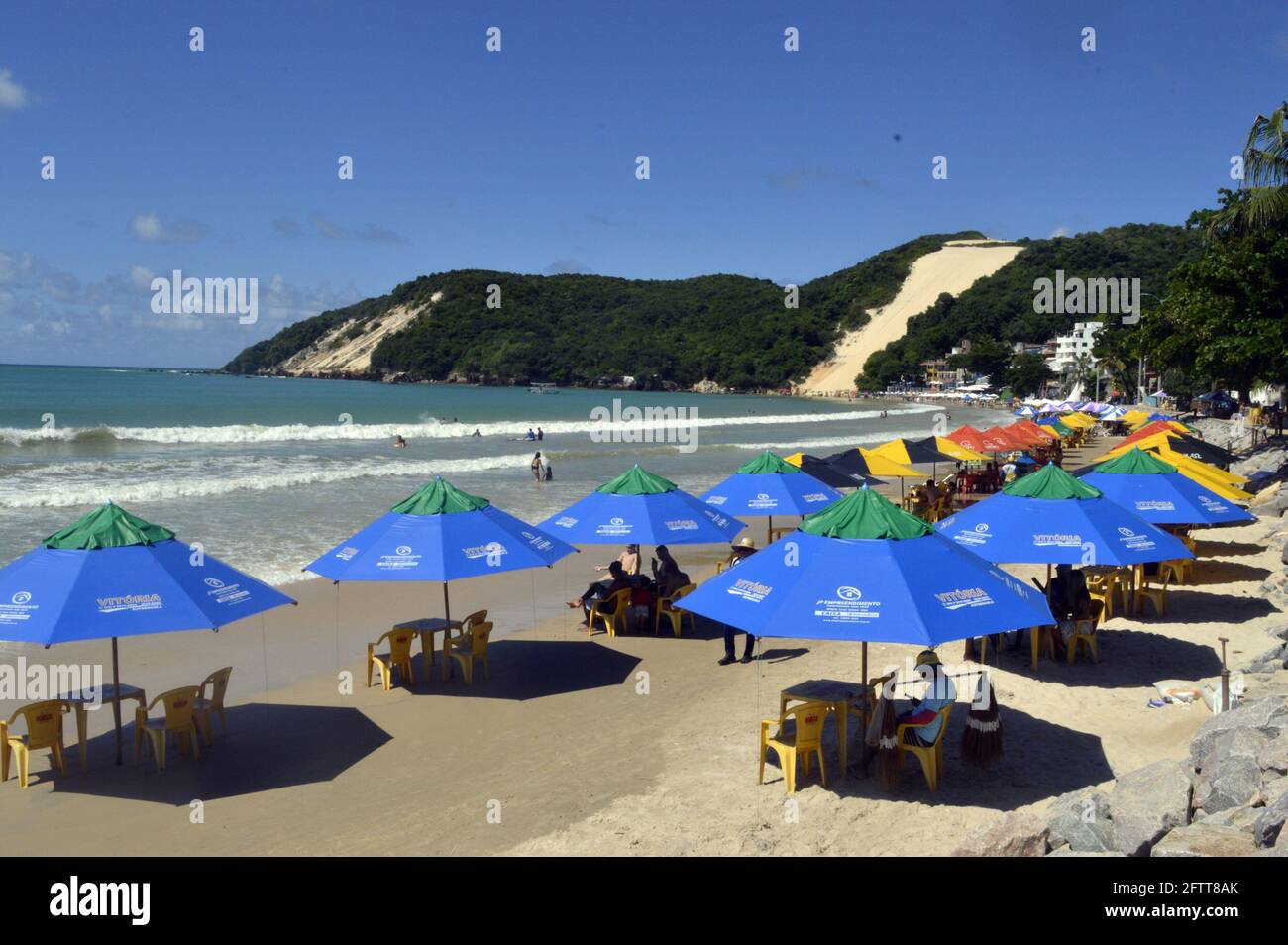 Natal, Rio Grande do Norte, Brasil. 21st May, 2021. (INT) Tourists on Ponta Negra beach in Natal. May 21, 2021, Natal, Brazil: Movimentacao de banhistas na praia da Ponta Negra, uma das Natal, Rio Grande do Norte, Brasil. 21st May, 2021. (INT) Tourists on Ponta Negra beach in Natal. May 21, 2021, Natal, Brazil: Movimentacao de banhistas na praia da Ponta Negra, uma das