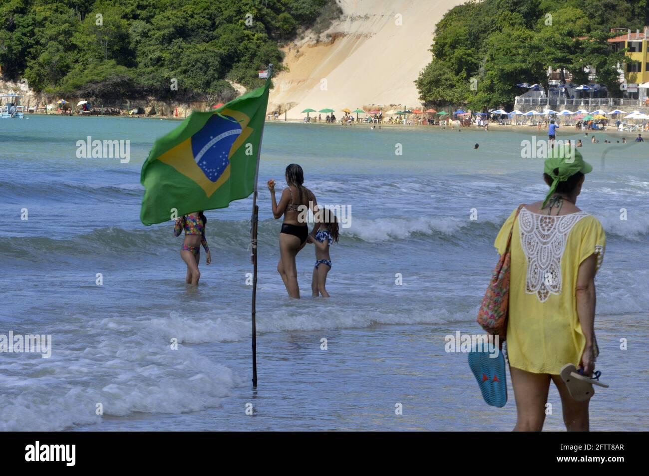 Natal, Rio Grande do Norte, Brasil. 21st May, 2021. (INT) Tourists on Ponta  Negra beach in Natal. May 21, 2021, Natal, Brazil: Movimentacao de  banhistas na praia da Ponta Negra, uma das