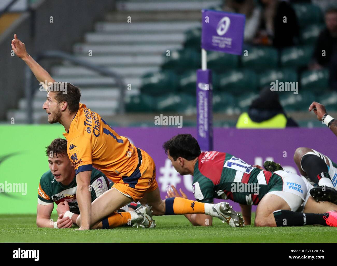 Montpellier's Vincent Rattez (left) claims his side's first during the European  Rugby Challenge Cup Final match at Twickenham Stadium, London. Picture  date: Friday May 21, 2021 Stock Photo - Alamy