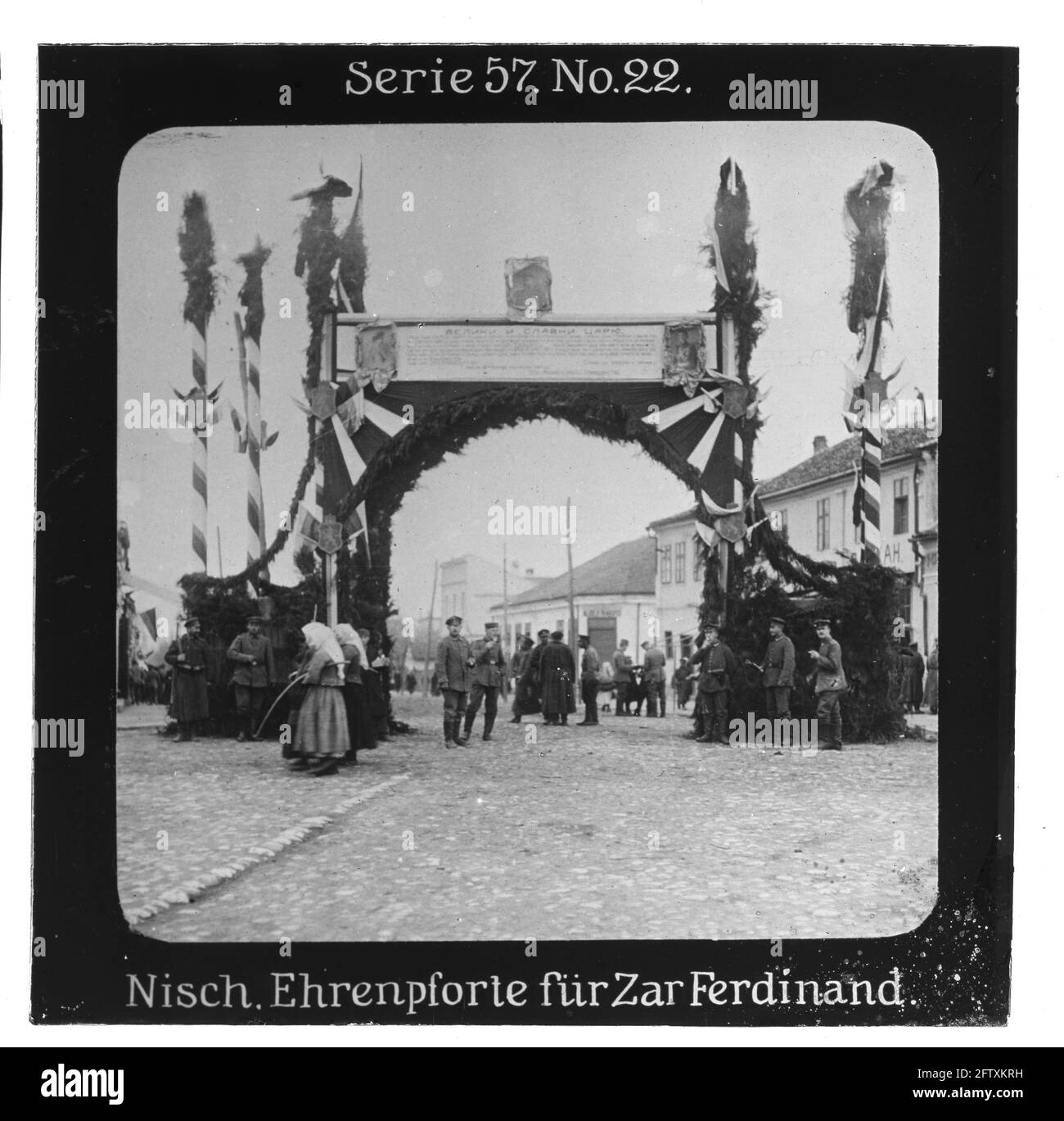 Projection für Alle - Die Eroberung Serbiens. Serie 57. No 22. Nisch. Ehrenpforte für Zar Alexander. Am 18. Januar 1916 trafen der deutsche Kaiser Wilhelm II. und Zar Alexander von Bulgarien in der bisherigen Hauptstadt Serbiens zusammen. Die Firma „Projection für Alle“ wurde 1905 von Max Skladanowsky (1861-1939) gegründet. Sie produzierte bis 1928 fast 100 Serien zu je 24 Glasdias im Format 8,3 x 8,3 cm im sog. Bromsilber-Gelatine-Trockenplatten Verfahren. Die Serien umfassten Städte, Länder, Landschaften, Märchen und Sagen, das Alte Testament u. den 1. Weltkrieg. Stock Photo