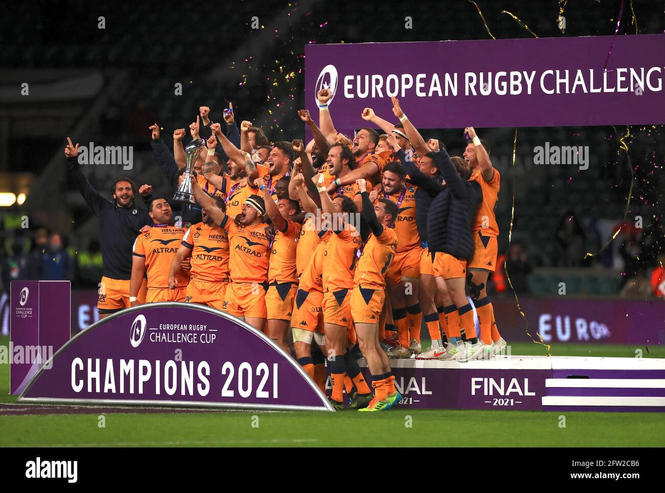 Montpellier Players Celebrate With The Trophy After The Final Whistle During The European Rugby Challenge Cup Final Match At Twickenham Stadium London Picture Date Friday May 21 21 Stock Photo Alamy