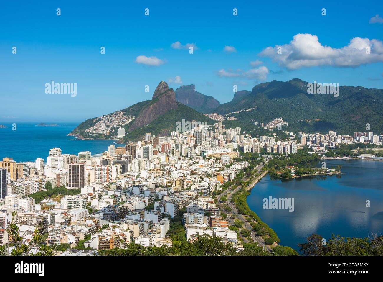 Rio de janeiro cityscape mountains hi-res stock photography and images ...