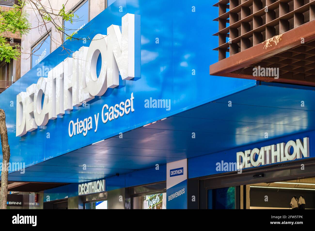 MADRID, SPAIN – MAY 12, 2021: Decathlon logo on the facade of a store in  Madrid, Spain. Decathlon is a French company, the largest sporting goods  reta Stock Photo - Alamy