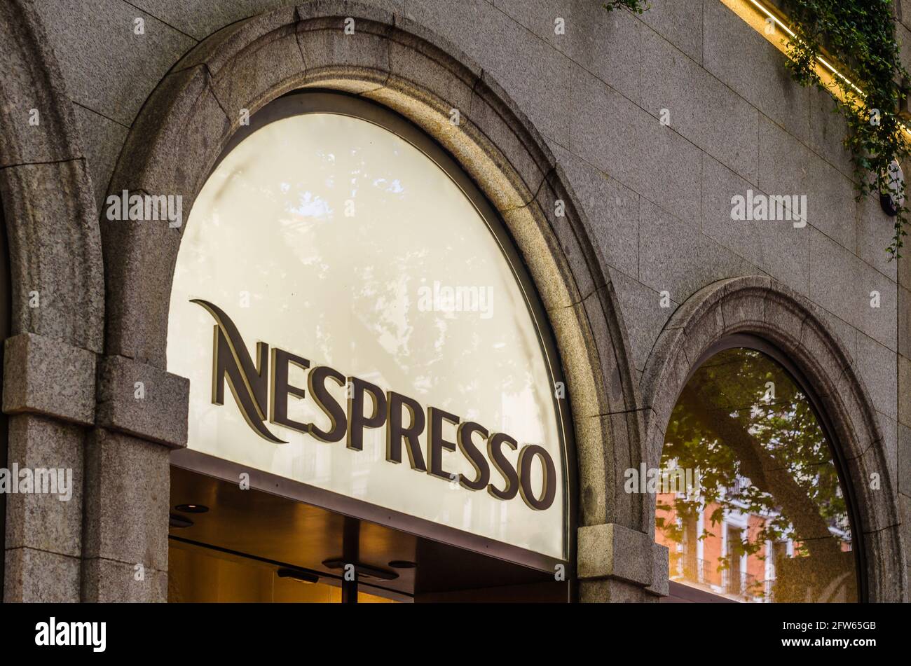 Kiks gør dig irriteret Forfølgelse MADRID, SPAIN – MAY 12, 2021: Facade of a Nespresso shop in Madrid, Spain  Stock Photo - Alamy