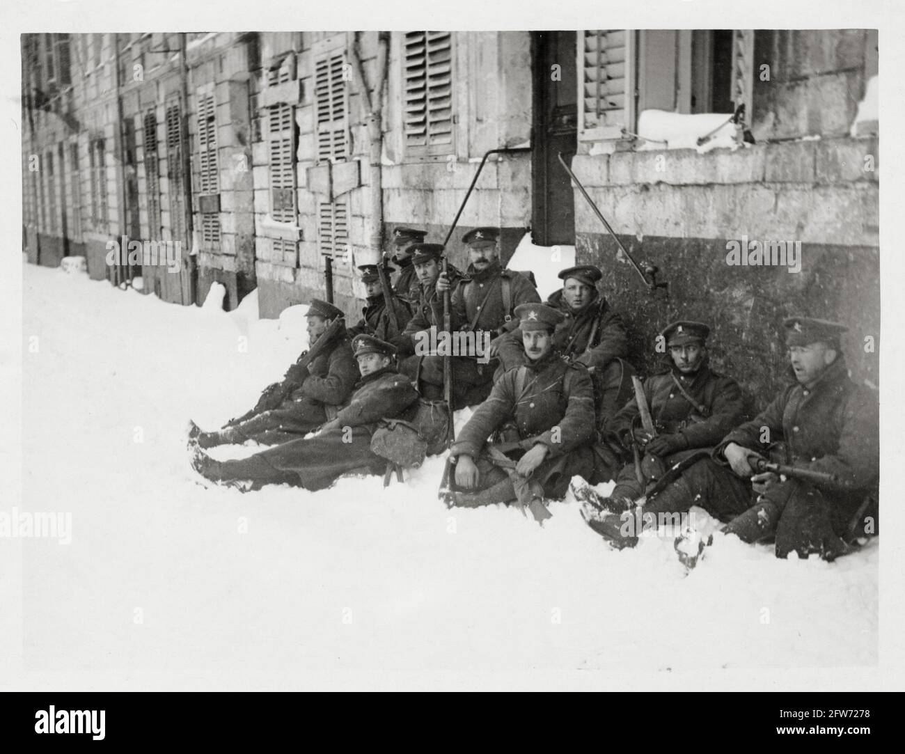 World War One, WWI, Western Front - Machine gunners resting in the snow waiting to move away, France Stock Photo