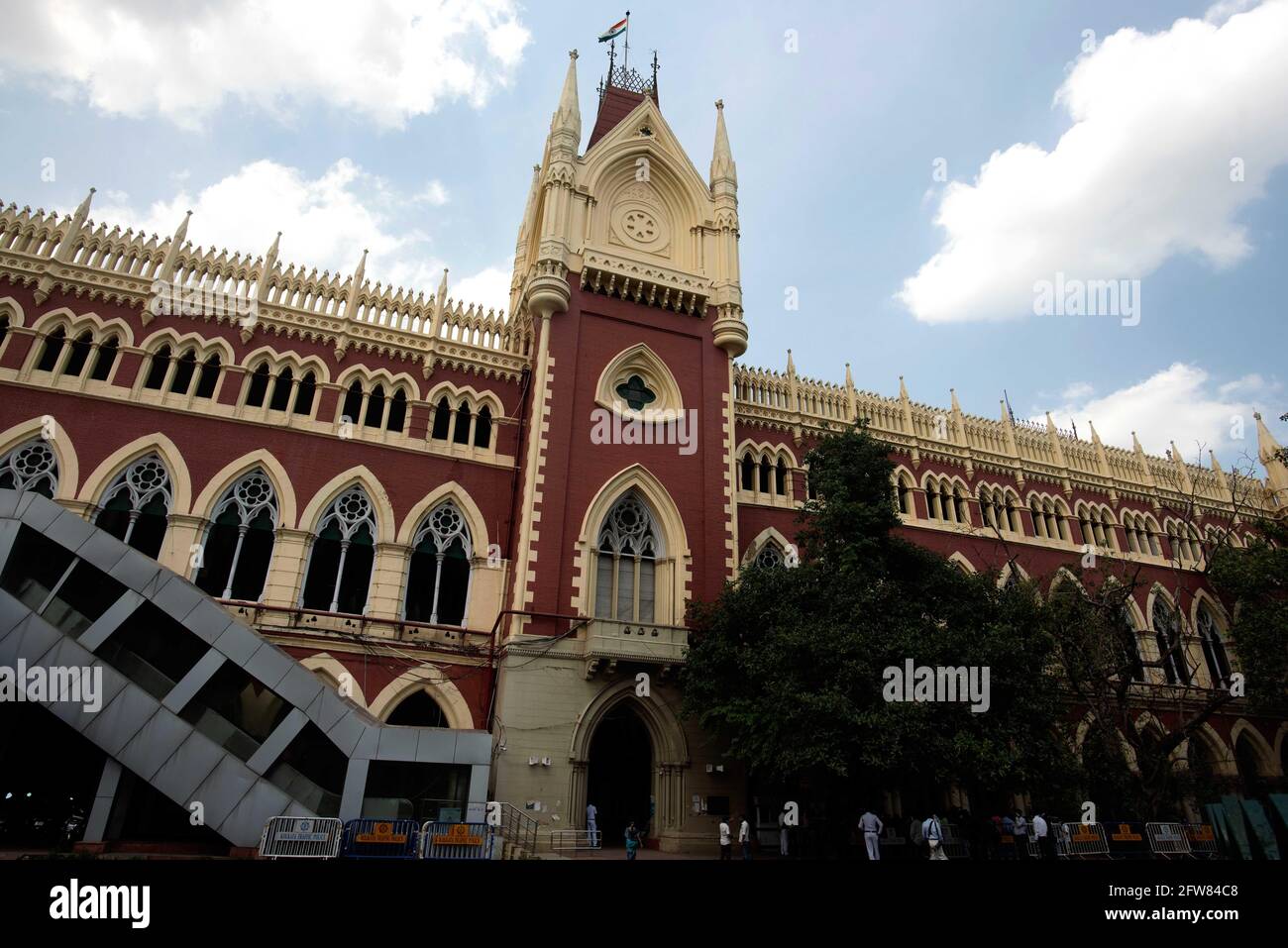 Kolkata, India. 21st May, 2021. KOLKATA, INDIA - MAY 21: A view of Calcutta High Court where the Narada scam case is being heard on May 21, 2021 in Kolkata, India. The Calcutta High Court on Friday ordered the house arrest of the two Bengal ministers Subrata Mukherjee, Firhad Hakim, TMC MLA Madan Mitra, and former Kolkata Mayor Sovan Chatterjee who have been held in the Narada bribery case. The four were arrested from their homes by the CBI on Monday morning.(Photo by Samir Jana/Hindustan Times/Sipa USA) Credit: Sipa USA/Alamy Live News Stock Photo