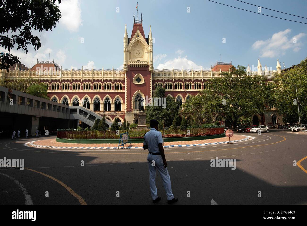 Kolkata, India. 21st May, 2021. KOLKATA, INDIA - MAY 21: A view of Calcutta High Court where the Narada scam case is being heard on May 21, 2021 in Kolkata, India. The Calcutta High Court on Friday ordered the house arrest of the two Bengal ministers Subrata Mukherjee, Firhad Hakim, TMC MLA Madan Mitra, and former Kolkata Mayor Sovan Chatterjee who have been held in the Narada bribery case. The four were arrested from their homes by the CBI on Monday morning.(Photo by Samir Jana/Hindustan Times/Sipa USA) Credit: Sipa USA/Alamy Live News Stock Photo