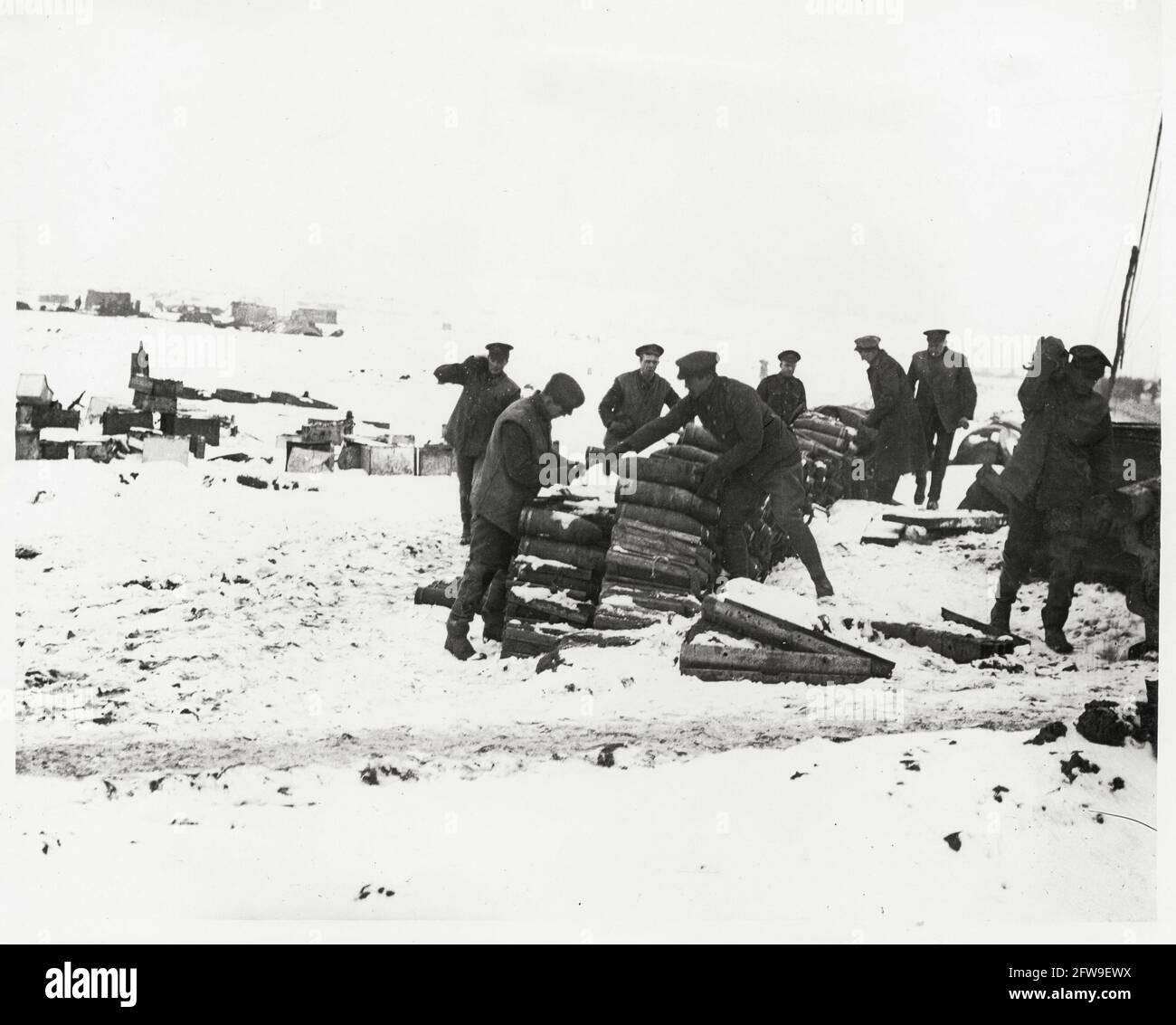 World War One, WWI, Western Front - Artillerymen handling shells in the snow, France Stock Photo