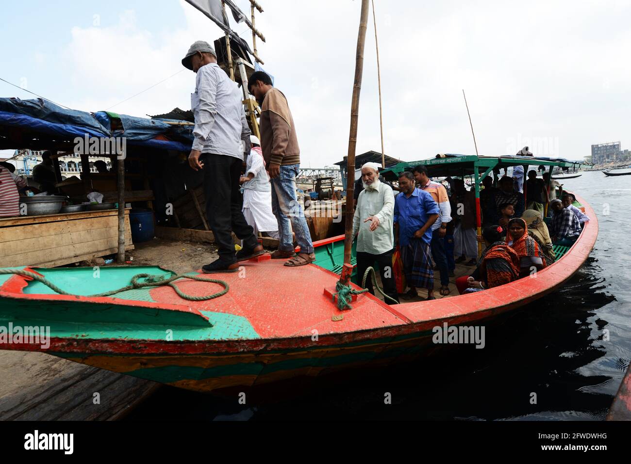 Passengers disembarking a taxi boat on the banks of the Buriganga river in Dhaka, Bangladesh. Stock Photo