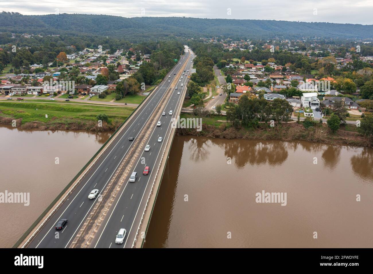 At Penrith, the M4 Western Motorway crosses the Nepean River before ascending into the Blue Mountains Stock Photo