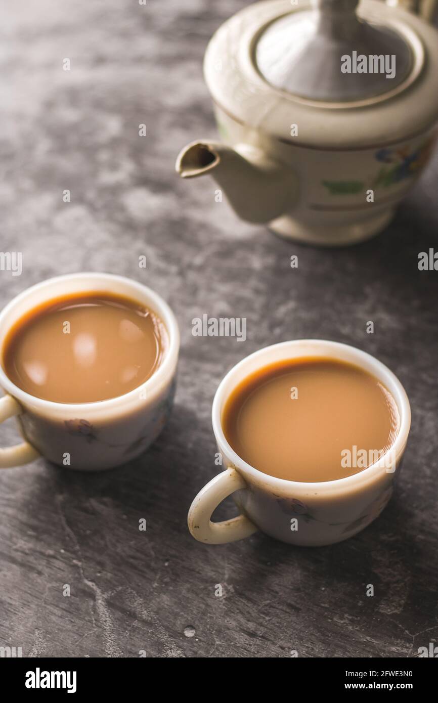 https://c8.alamy.com/comp/2FWE3N0/indian-chai-in-glass-cups-with-metal-kettle-and-other-masalas-to-make-the-tea-2FWE3N0.jpg
