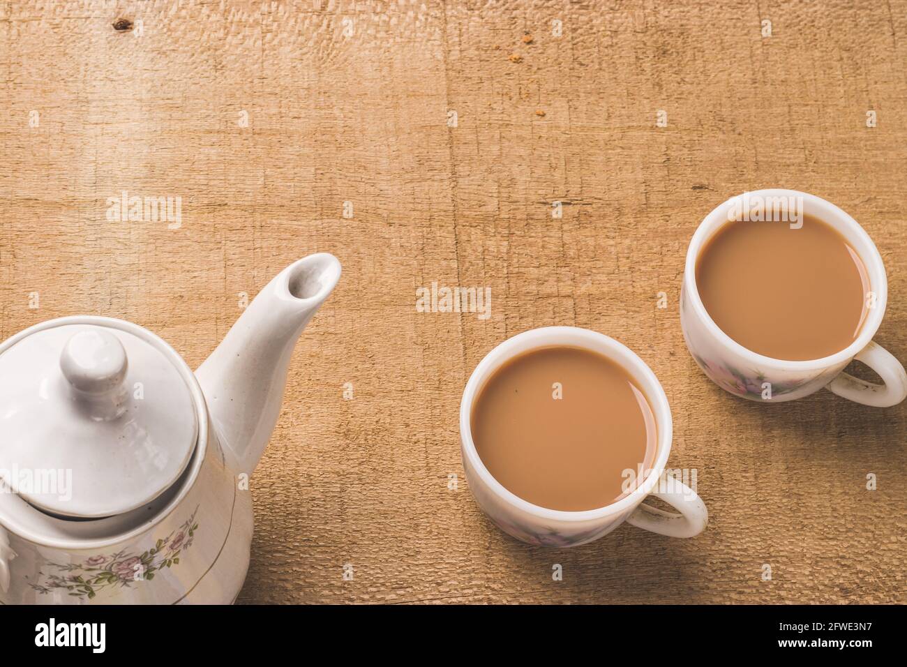 https://c8.alamy.com/comp/2FWE3N7/indian-chai-in-glass-cups-with-metal-kettle-and-other-masalas-to-make-the-tea-2FWE3N7.jpg