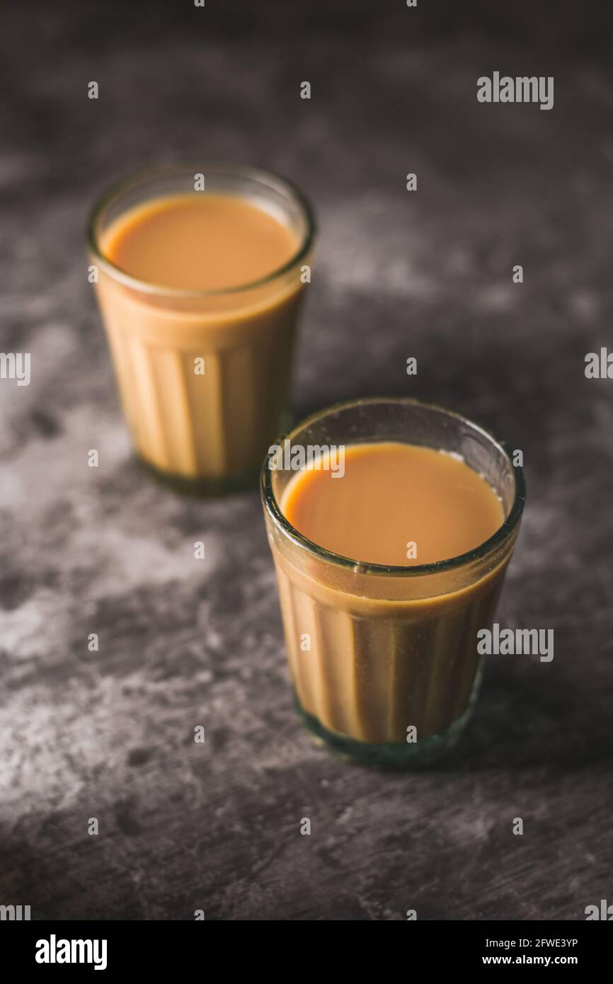https://c8.alamy.com/comp/2FWE3YP/indian-chai-in-glass-cups-with-metal-kettle-and-other-masalas-to-make-the-tea-2FWE3YP.jpg