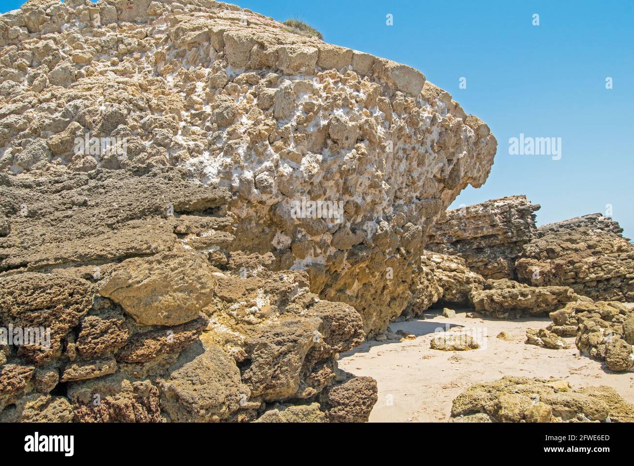 Big rock at beach hi-res stock photography and images - Alamy