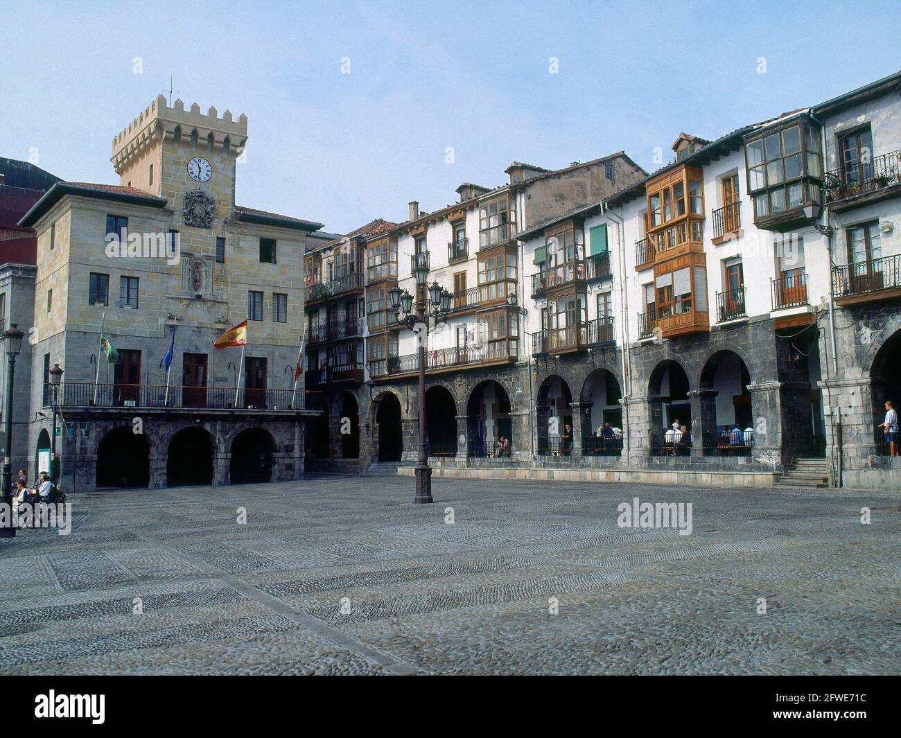 PLAZA MAYOR PORTICADA CON EL AYUNTAMIENTO - FOTO AÑOS 90. Location: EXTERIOR. CASTRO URDIALES. Cantabria. SPAIN. Stock Photo
