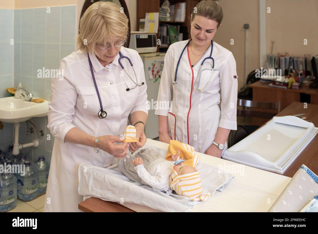 Russia, Moscow, 2020-07-30.  Irina E. is a professor of pediatrics and a doctor in a hospital in Moscow. She explains to Angelina, a 6th year paediatr Stock Photo