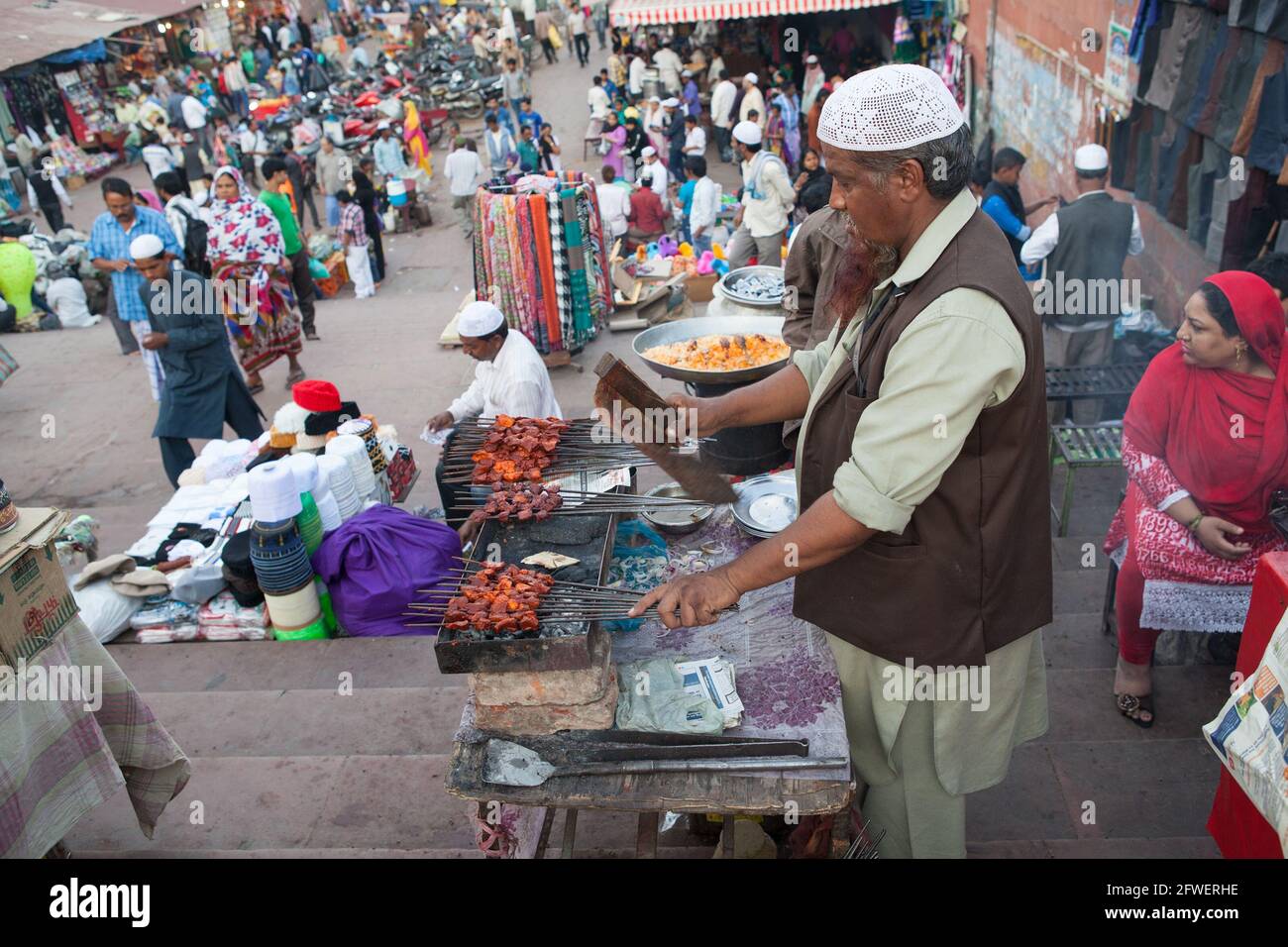 A muslim cook grilling mutton kebabs in the old city of Delhi Stock Photo