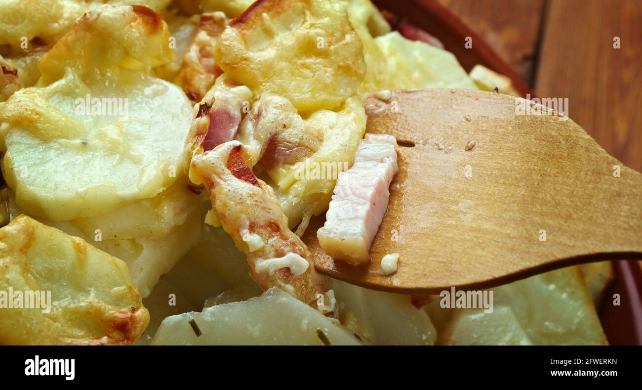 Gratin de Pommes de Terre aux Lardons Stock Photo - Alamy