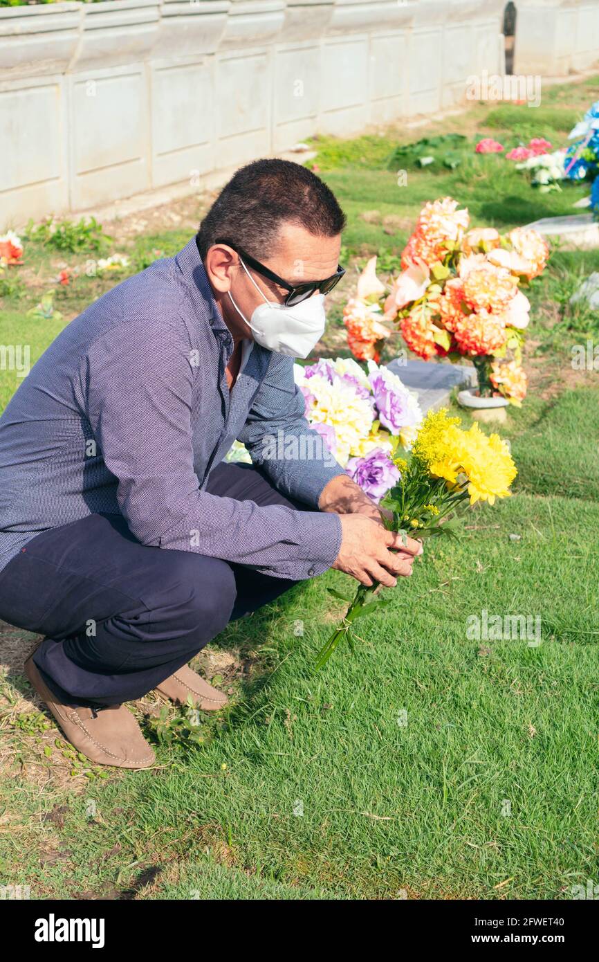 People placing flowers grave hires stock photography and images Alamy