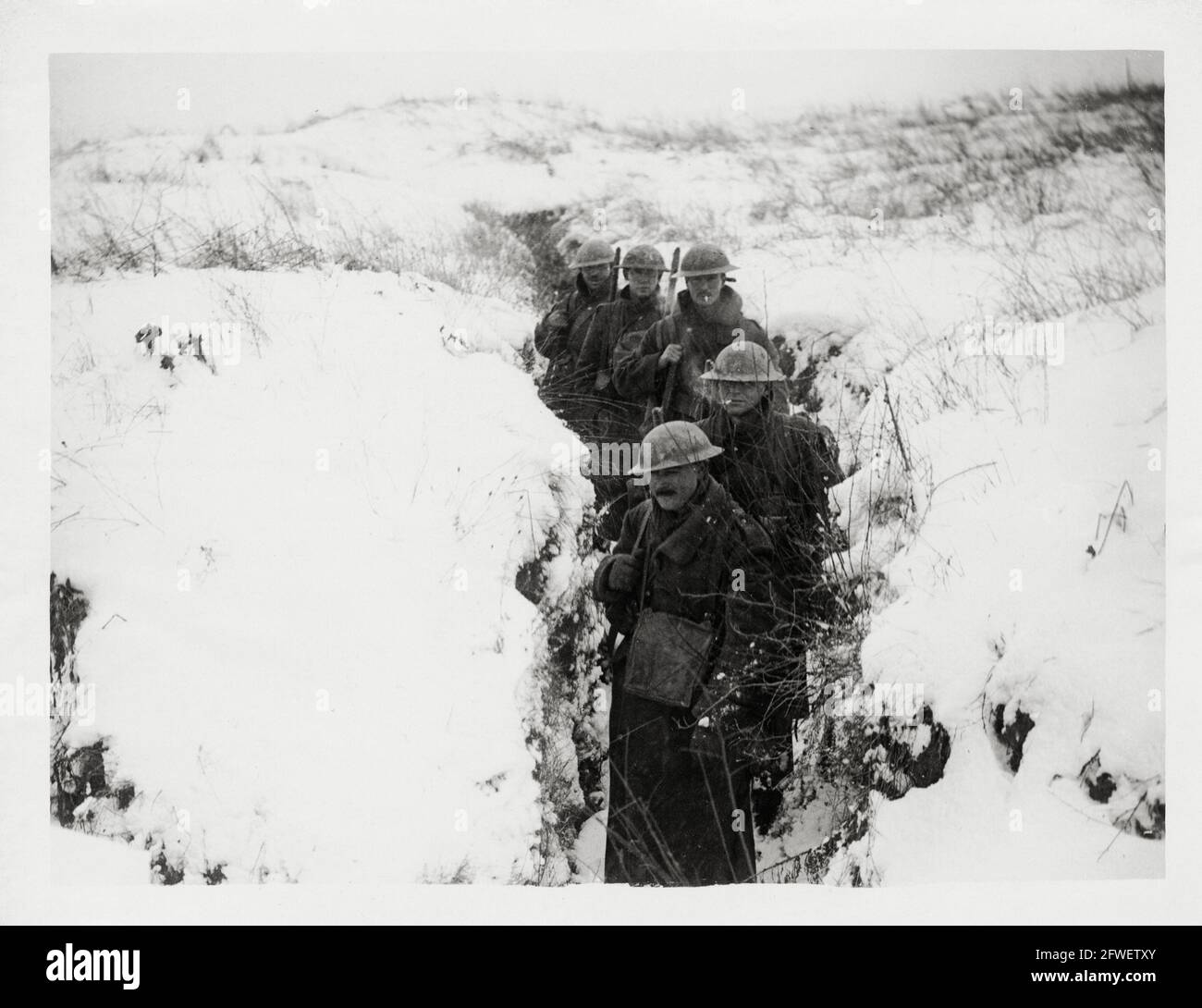 World War One, WWI, Western Front - Troops in the snow leaving a reserve trench in the snow, France Stock Photo