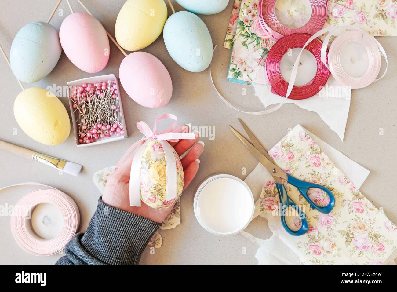 How to decorate an Easter egg with decoupage technique. Step by step