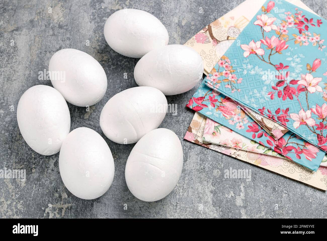 How to decorate an Easter egg with decoupage technique. Step by step