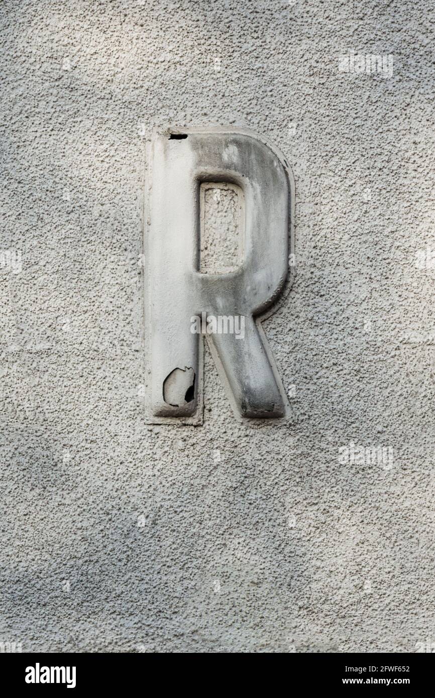 Gray capital letter R on a wall Stock Photo - Alamy